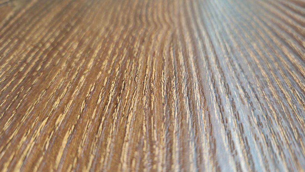 Kenali berbagai pilihan HPL motif kayu, mulai dari oak, walnut, hingga jati, serta penggunaannya untuk kitchen set, lemari, backdrop TV, dan interior.